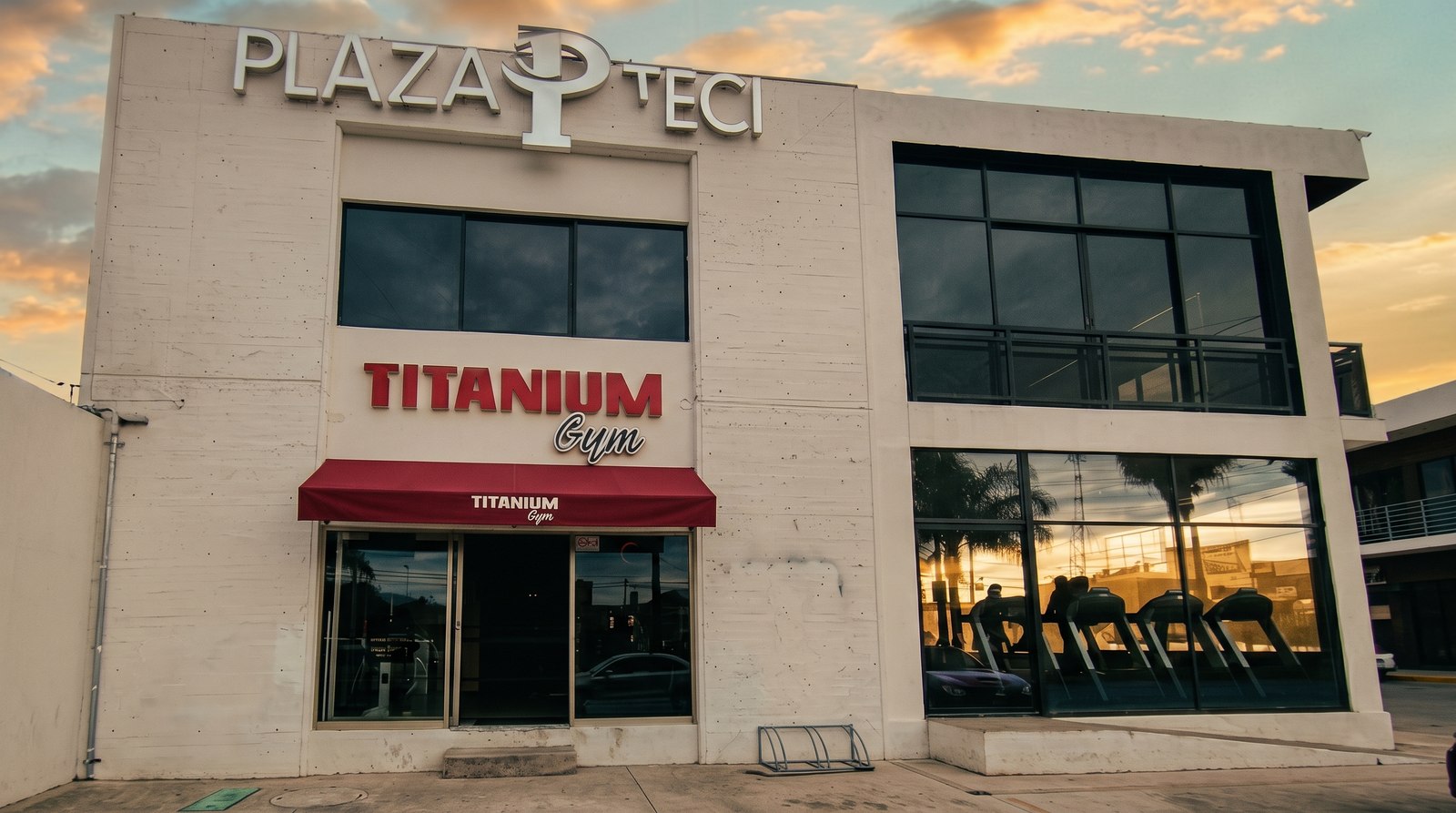 Fachada de Titanium Gym en Plaza TEC