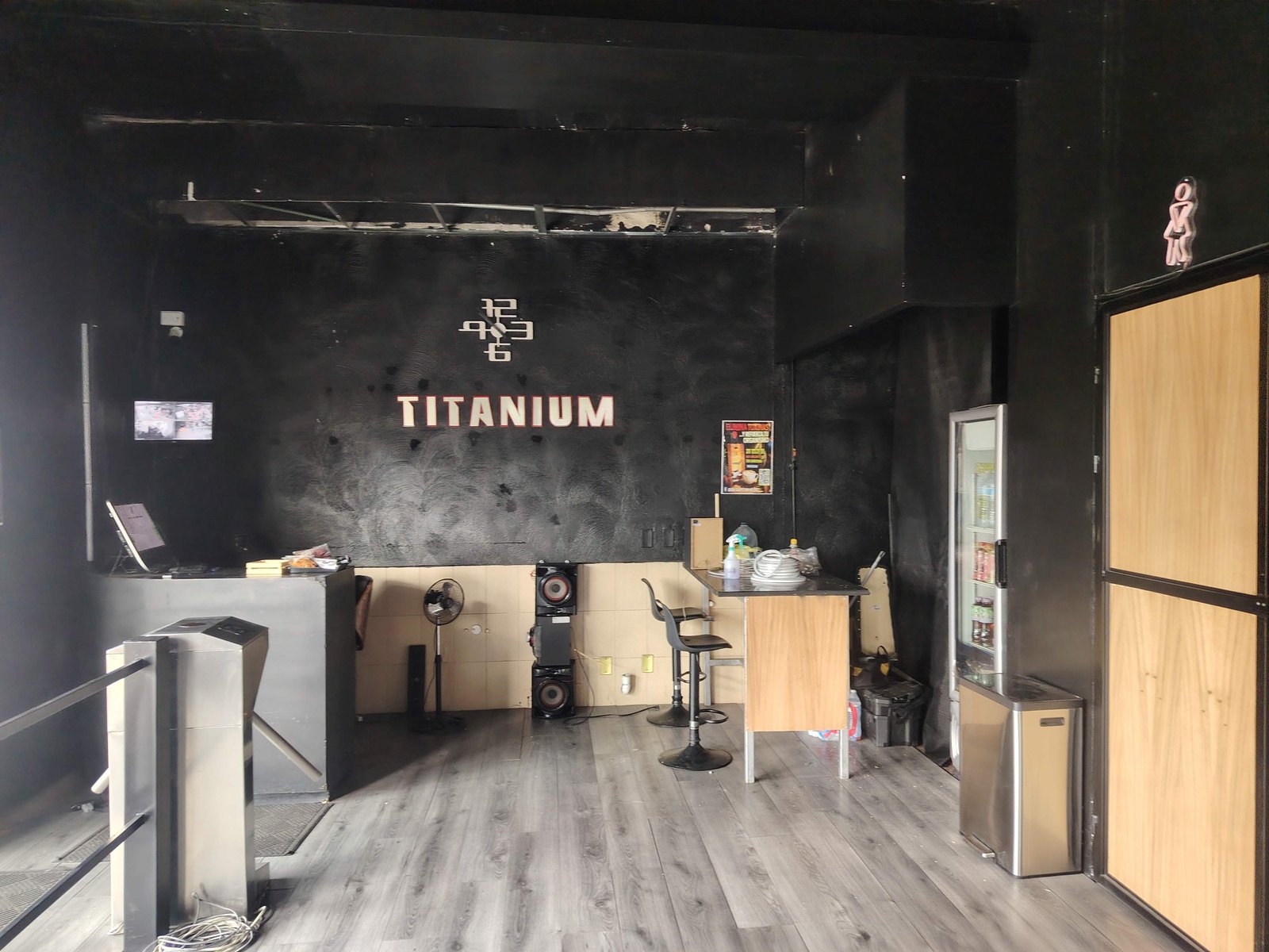 Recepción de Titanium Gym con control de acceso